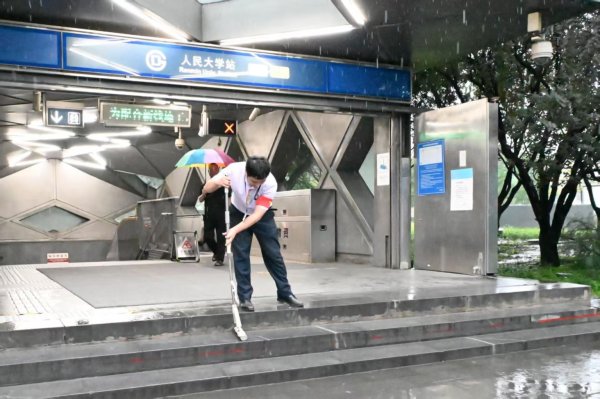 配资在线 今天早高峰京港地铁备车15列，做好加开临客准备